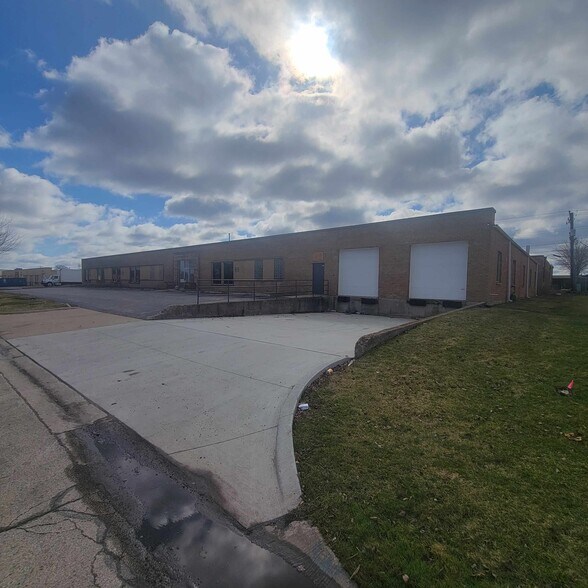 More Photos Of 301 W Interstate Rd, Addison Warehouse For Lease