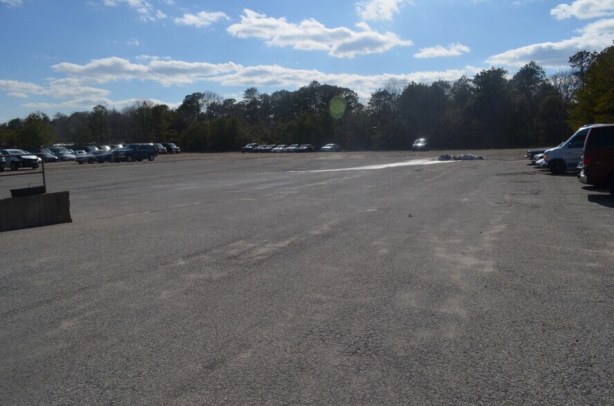 More Photos Of 39 Windsor Pl, Central Islip Warehouse For Lease