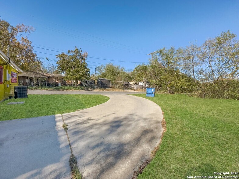 More Photos Of 702 Avenue H, Poteet Freestanding For Sale