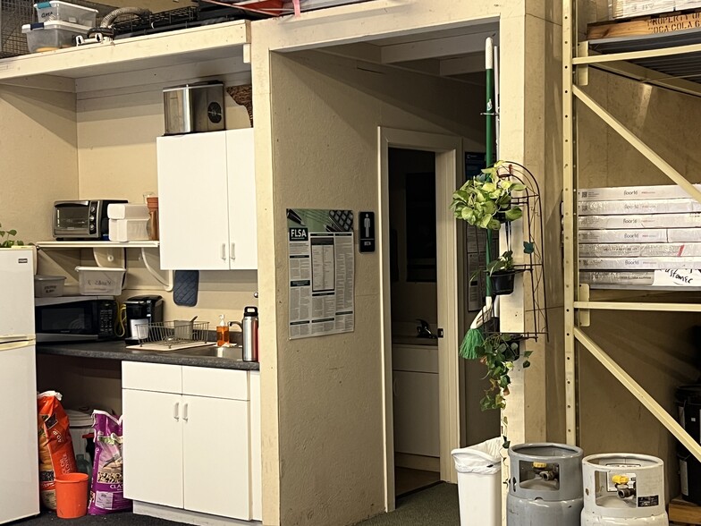 More Photos Of 14 Palmetto Business Park Rd, Hilton Head Island Showroom For Sale