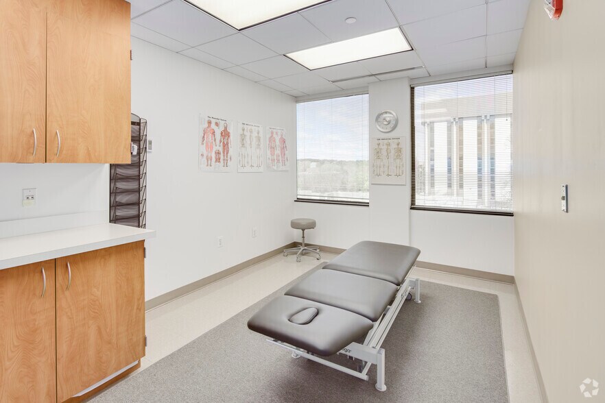 More Photos Of 6829 Elm St, McLean Medical For Lease