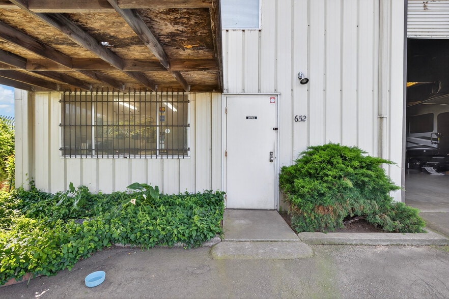 More Photos Of 652 E Lockeford St, Lodi Auto Repair For Sale