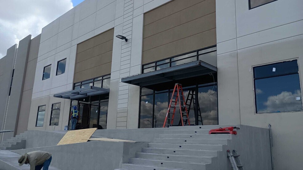 More Photos Of 1192 Reuthinger Pky, Laredo Distribution For Sale