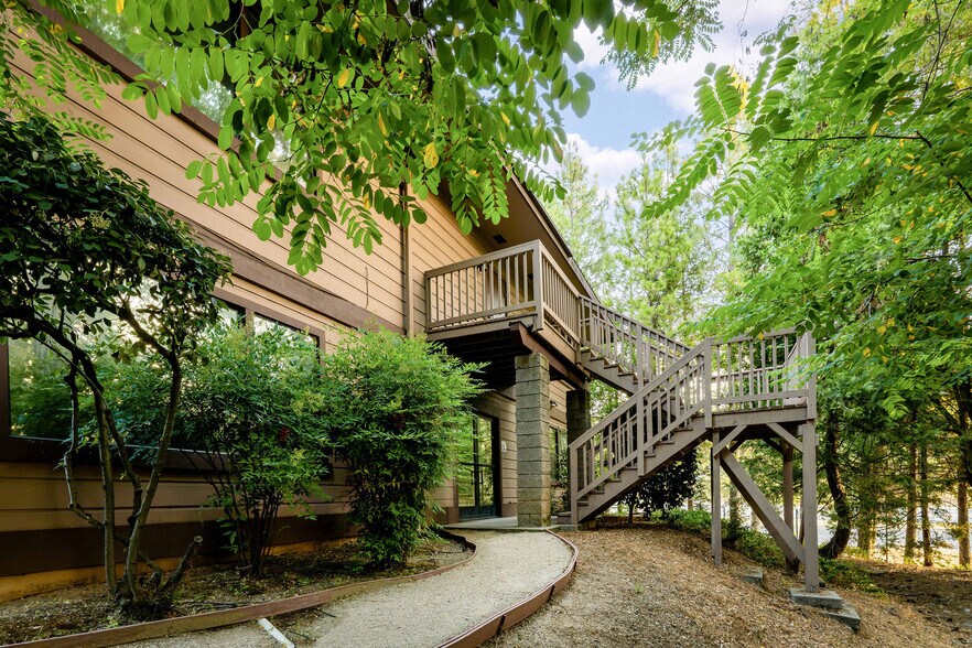 More Photos Of 944 McCourtney Rd, Grass Valley Unknown For Lease