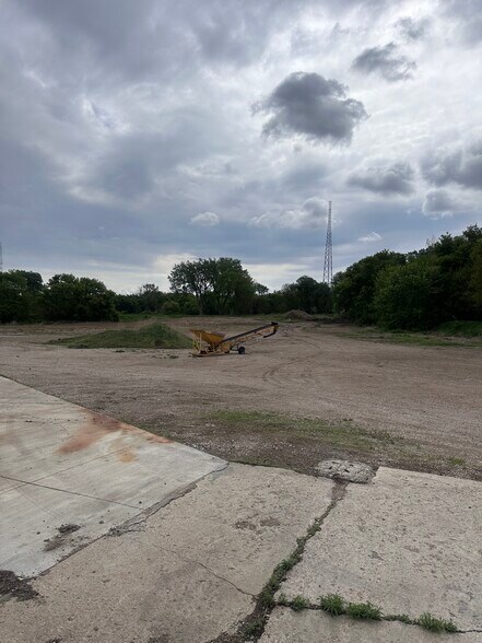 More Photos Of 601 E 10th St, Alton Warehouse For Sale