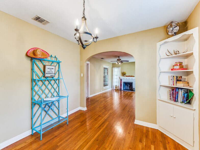 More Photos Of 206 Sherwood Dr, San Antonio Office Residential For Lease