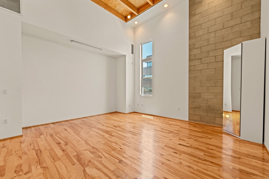 More Photos Of 631 N Larchmont Blvd #3, Los Angeles Office Residential For Lease