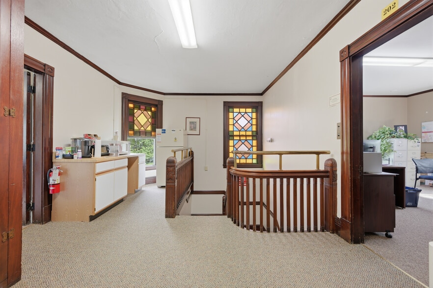 More Photos Of 1 Sylvandale Rd, Lisbon Office For Sale