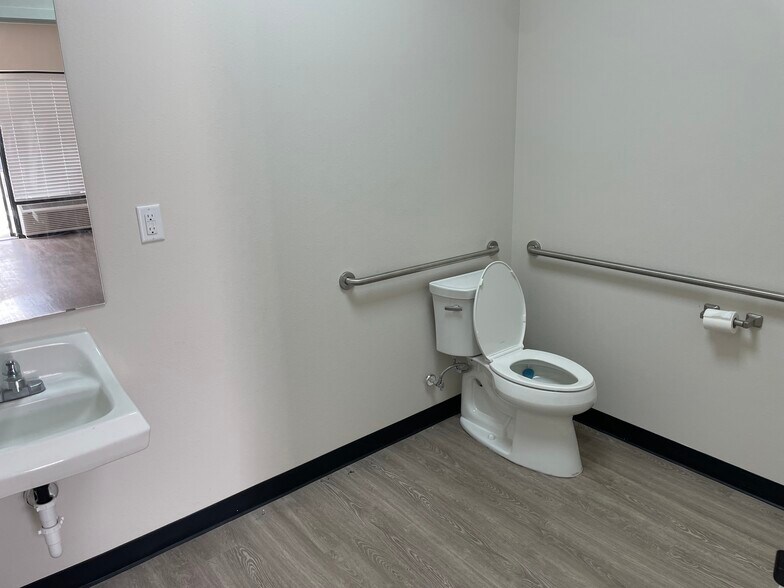 More Photos Of 28215 Vallie St, Pinehurst Warehouse For Lease