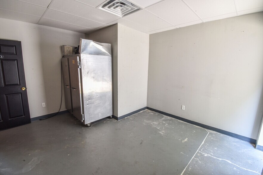 More Photos Of 4550 Station Cir, Northport Freestanding For Lease