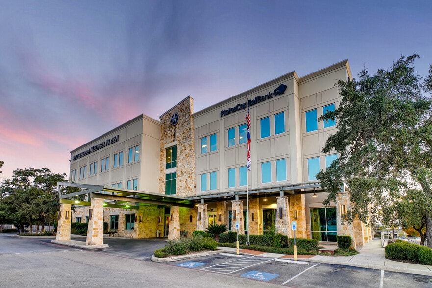 More Photos Of 150 E Sonterra Blvd, San Antonio Medical For Lease