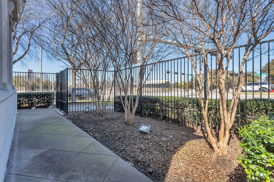 More Photos Of 5800 W Northwest Hwy, Dallas Office For Sale