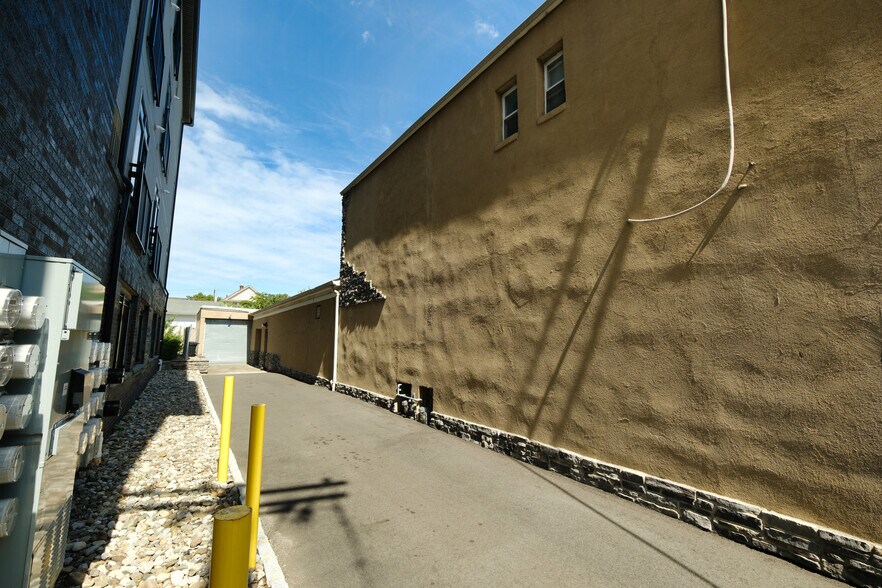 More Photos Of 30 W Price St, Linden Showroom For Lease