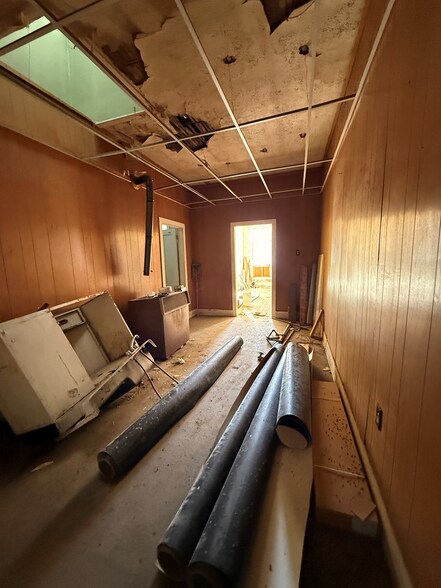 More Photos Of 130 W Main St, Westfield Flex For Sale