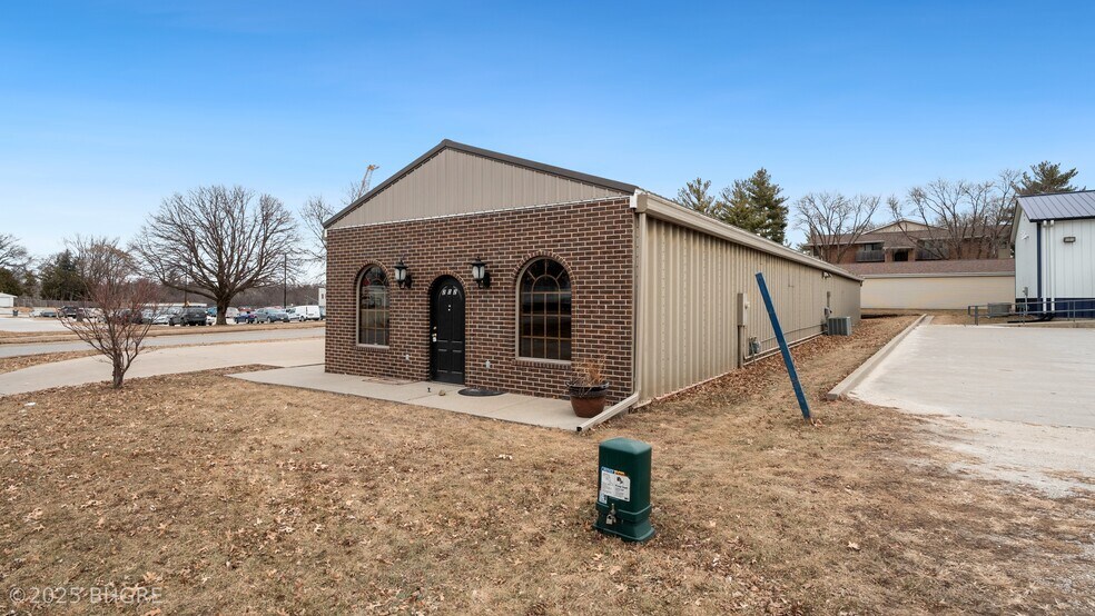 More Photos Of 202 S 9th St, Indianola Storefront For Sale