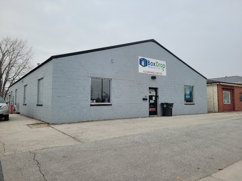 Primary Photo Of 741 Mike McCarthy Way, Green Bay Light Manufacturing For Sale