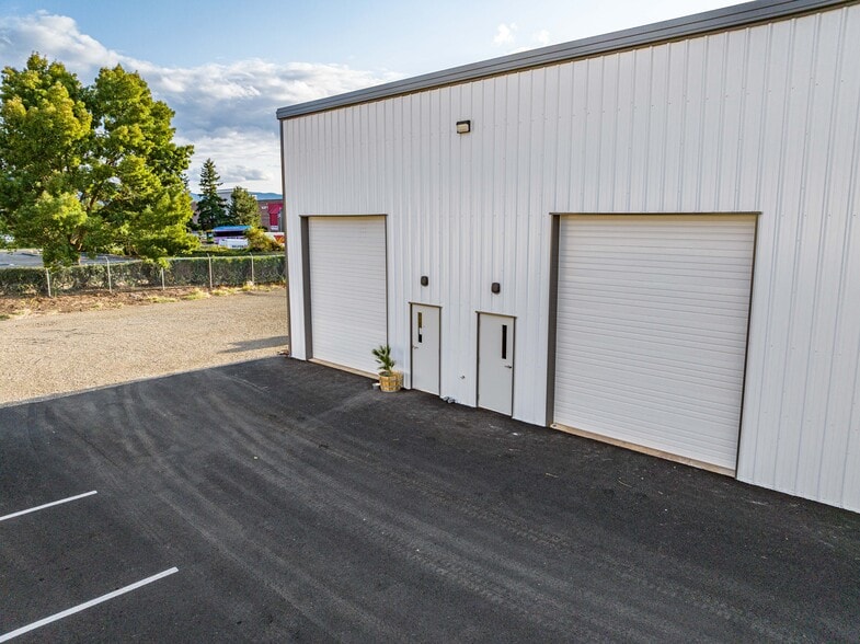 More Photos Of 2074 Commerce Dr, Medford Industrial For Lease