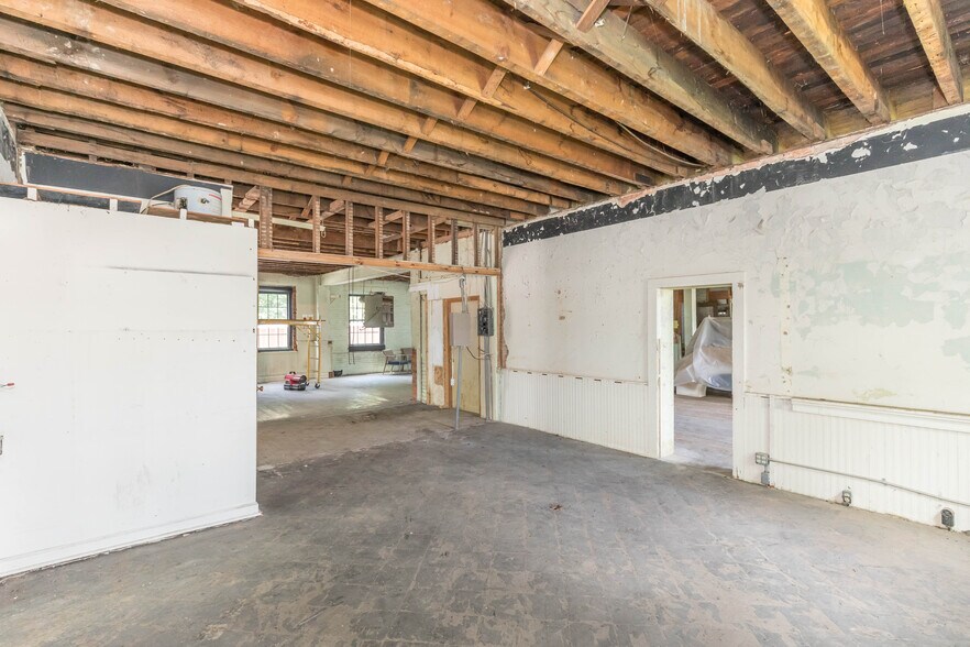 More Photos Of 1340 W Main St, Wytheville Loft Creative Space For Sale
