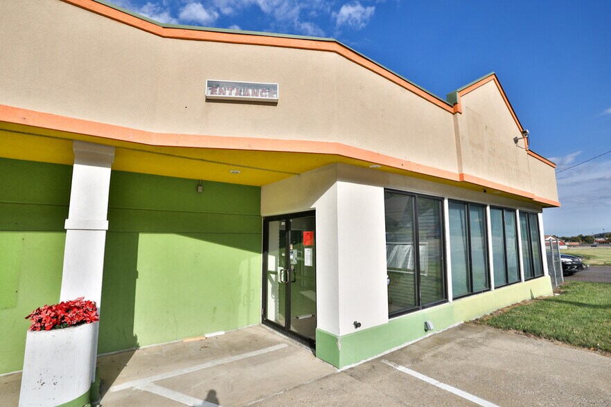 More Photos Of 107 N Bluff Rd, Collinsville Storefront For Sale