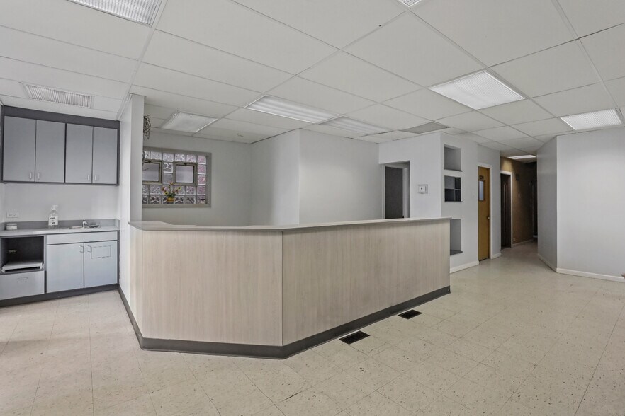 More Photos Of 2020 W 79th St, Chicago Medical For Lease