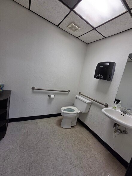 More Photos Of 2210 W Gore Blvd, Lawton Office For Lease