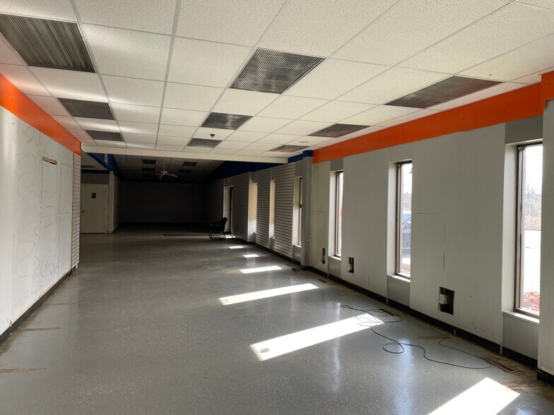 More Photos Of 11740 Vernon Rd, Waldorf Warehouse For Lease