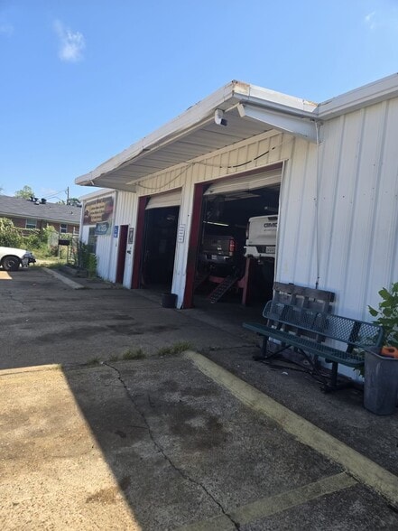Primary Photo Of 615 S Monroe St, Ruston Auto Repair For Sale