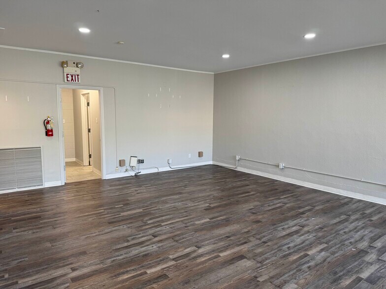 More Photos Of 300 N Washington St, Kaufman Office For Lease
