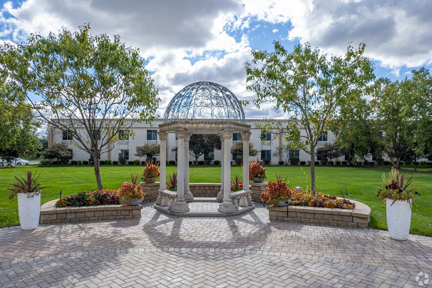 More Photos Of 933 S Riverside Dr, Elmhurst Hotel For Sale