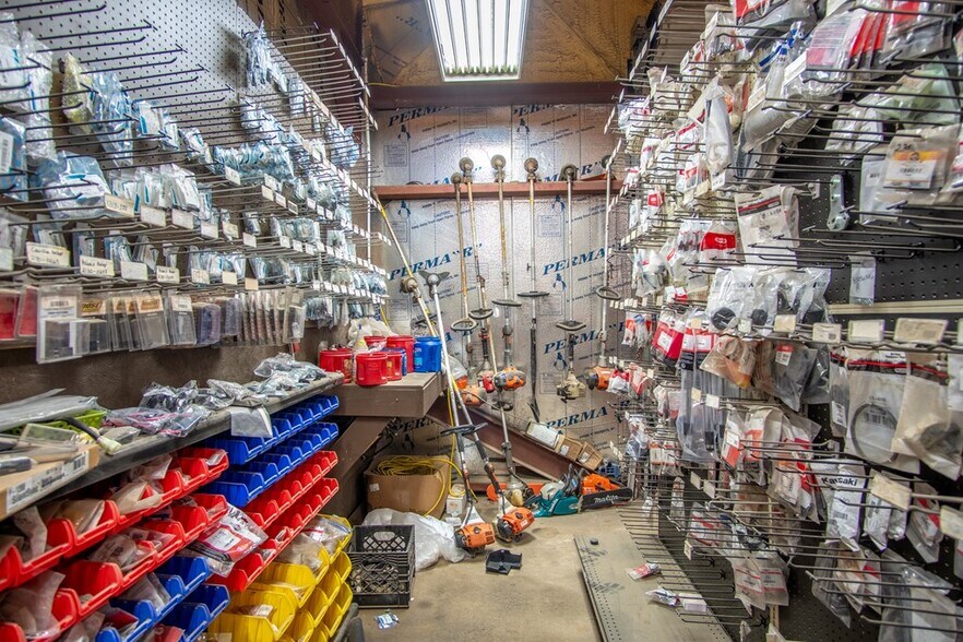 More Photos Of 424 Terrell Rd, Franklin Showroom For Sale