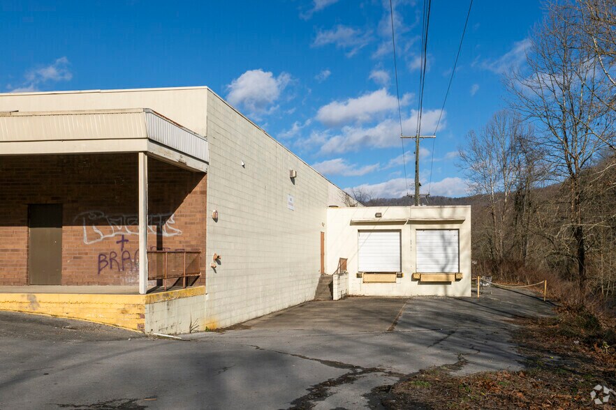 More Photos Of 539 Valley Dr, Oceana Storefront For Sale