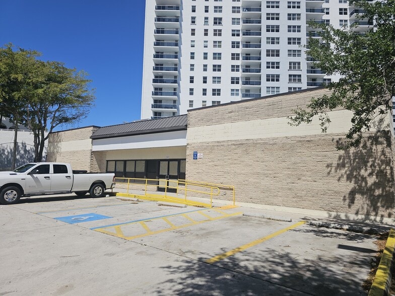 Primary Photo Of 3301 NE 30th St, Fort Lauderdale Convenience Store For Sale
