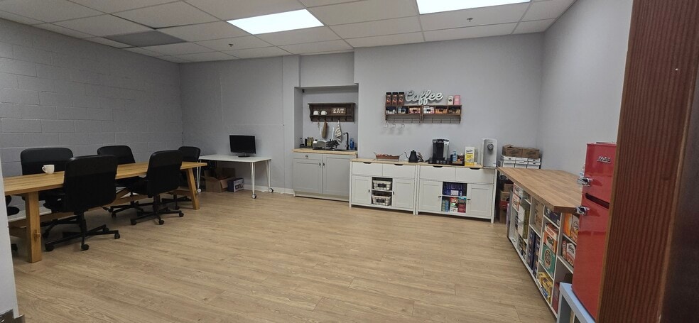 More Photos Of 495 Mola Blvd, Elmwood Park Warehouse For Lease