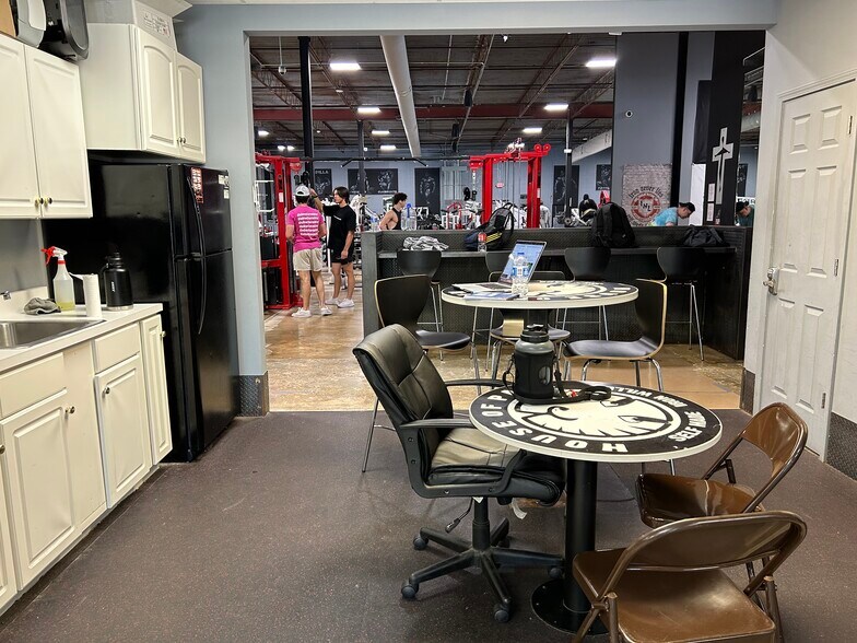 More Photos Of 251-253 Chesterfield Industrial Blvd, Chesterfield Warehouse For Sale