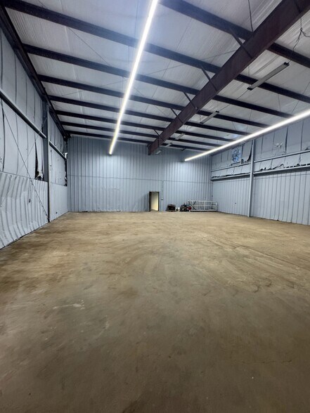 More Photos Of 2800 Delano St, Pensacola Warehouse For Lease