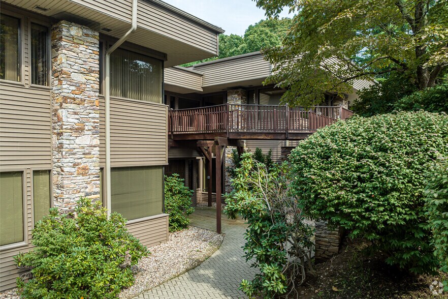 More Photos Of 35 Tower Ln, Avon Office For Lease