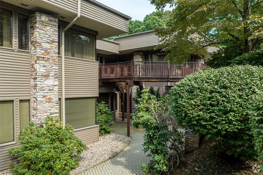 More Photos Of 35 Tower Ln, Avon Medical For Lease