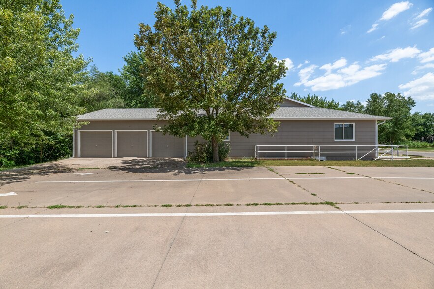 More Photos Of 106 Shadybrook Dr, Cheney Office For Sale