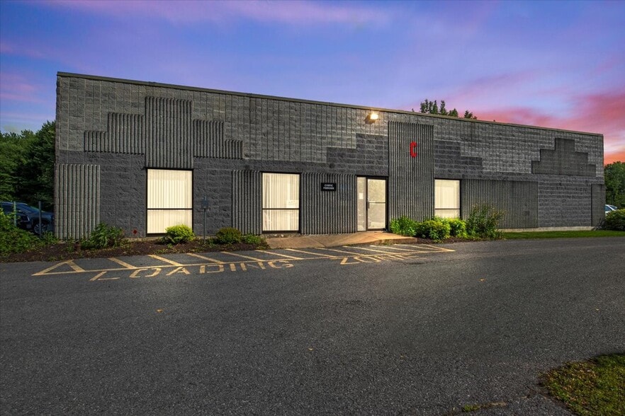 More Photos Of 200 Gateway Park Dr, Syracuse Warehouse For Lease