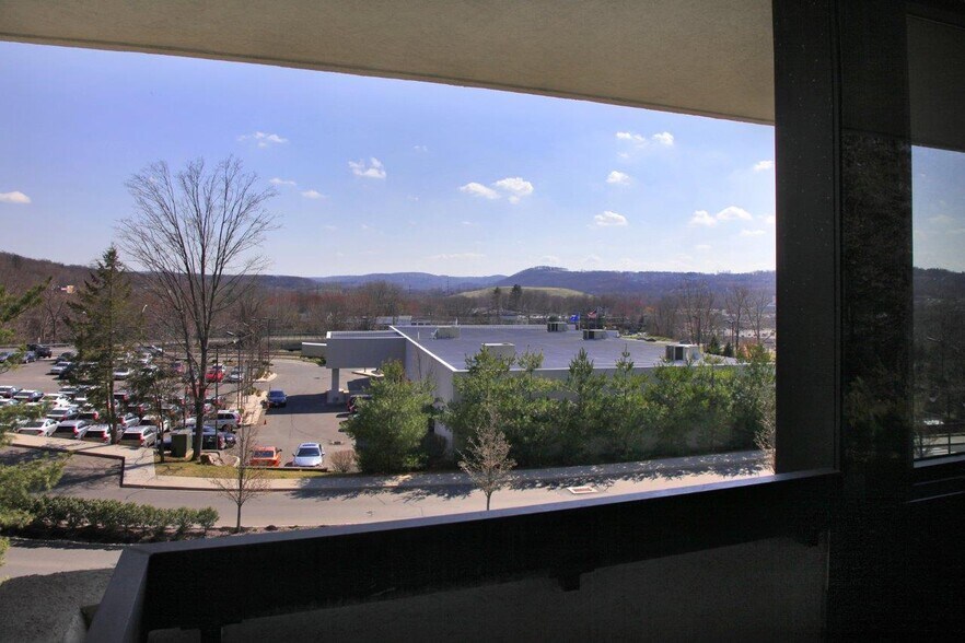 More Photos Of 4 Mountainview Ter, Danbury Office For Lease