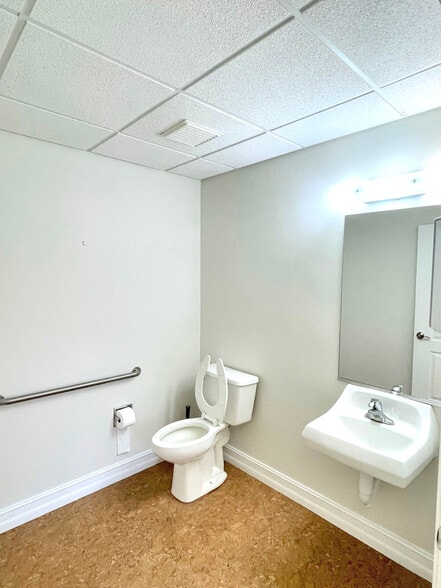 More Photos Of 15750 New Hampshire Ct, Fort Myers Medical For Lease