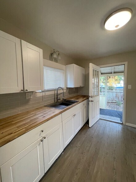 More Photos Of 1608 E St, Bakersfield Flex For Lease