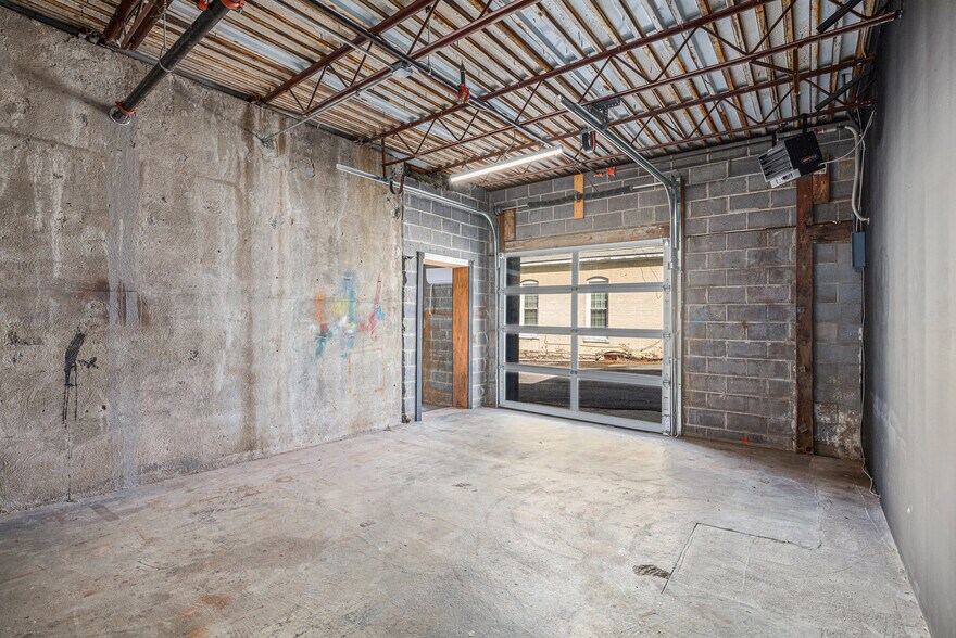 More Photos Of 2645 Madison Ave, Kansas City Apartments For Lease