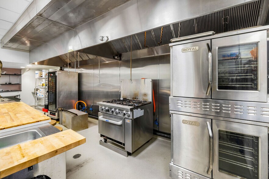 More Photos Of 801 SE 8th St, Bentonville General Retail For Lease