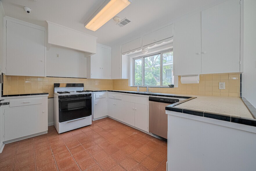 More Photos Of 826 Heights Blvd, Houston Office Residential For Sale