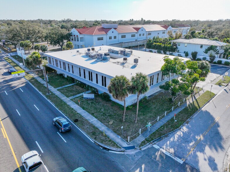 Primary Photo Of 2700 S Tamiami Trl, Sarasota Medical For Lease
