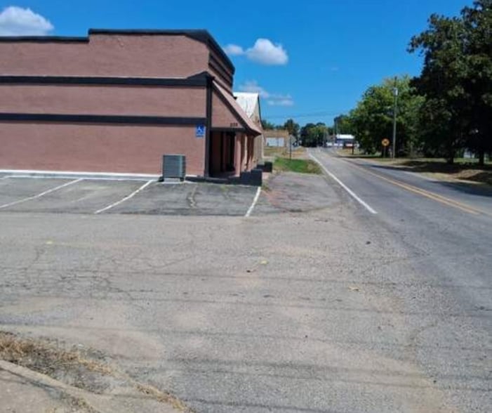 More Photos Of 208 SE Avenue 2 Ave, Atkins Office For Sale
