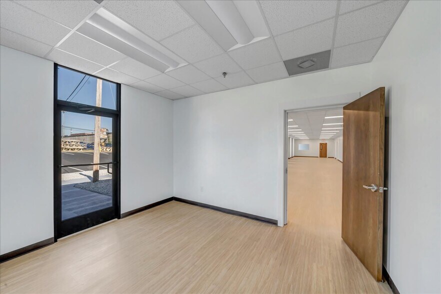 More Photos Of 206 Mathews St, Barnesville Distribution For Lease