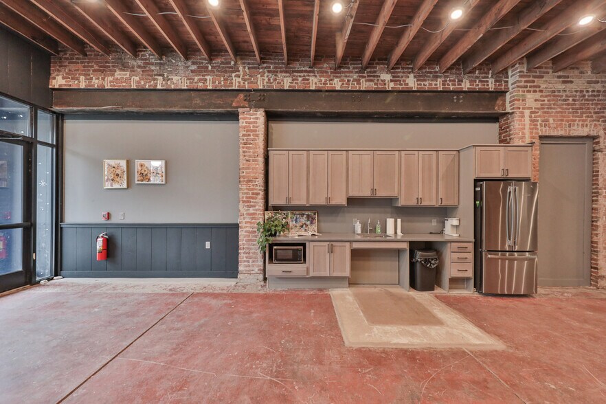 More Photos Of 913-925 Northampton St, Easton Storefront For Sale