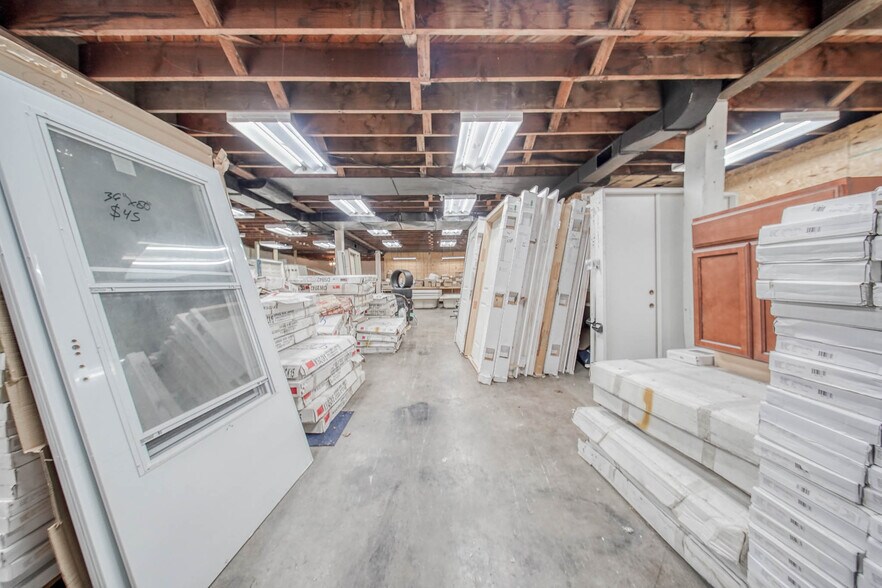 More Photos Of 105 E Walnut St, Houston Freestanding For Sale